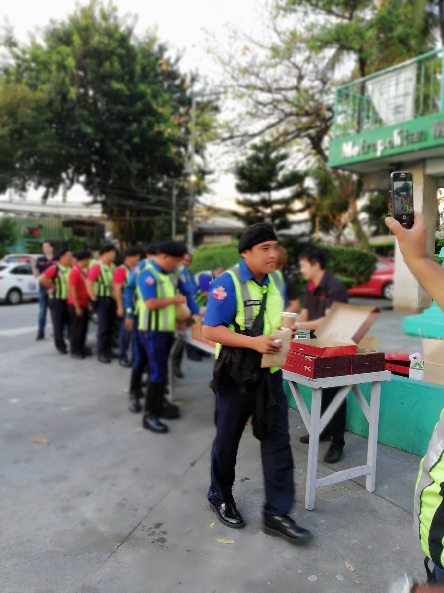 ThisIsLuLu's tweet image. Had a pretty good start to a good day serving good coffee, donuts &amp;amp; Timbits to the good guys. #timhortonsph #coffeelove #mmda