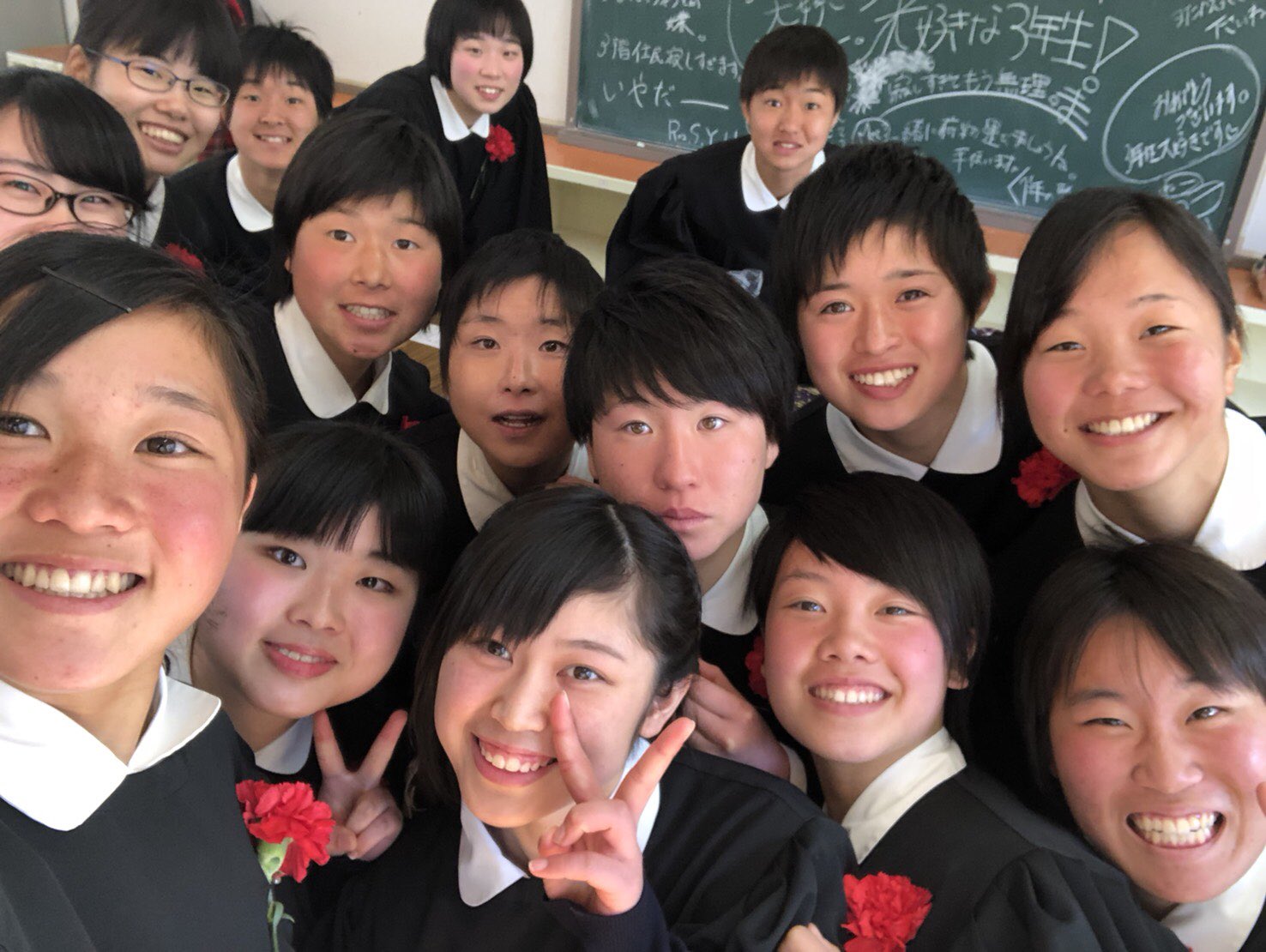 金平莉紗 2 日ノ本学園高等学校 卒業 ほんとにほんとに大好きな人達に出逢えた 最高な経験をできた事 悔しい思いをした事 日ノ本だったからこそできた 素晴らしい環境でサッカーできた幸せ 素晴らしい人達に出逢えた幸せ 3年間ありがとう