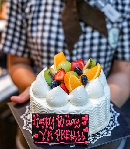 TouslesJoursID's tweet photo. [FRESH CREAM FESTIVAL]
This sweet and smooth fresh cream with light sponge cake inside and topped with fresh fruits is surely one of TLJ customer's favorite cake!
•
Psst.. Stay tuned on our Instagram page and get ready for the BIG SURPRISE!
•
Photo by: @love2eatcouple https://t.co/yXQU33hTAn