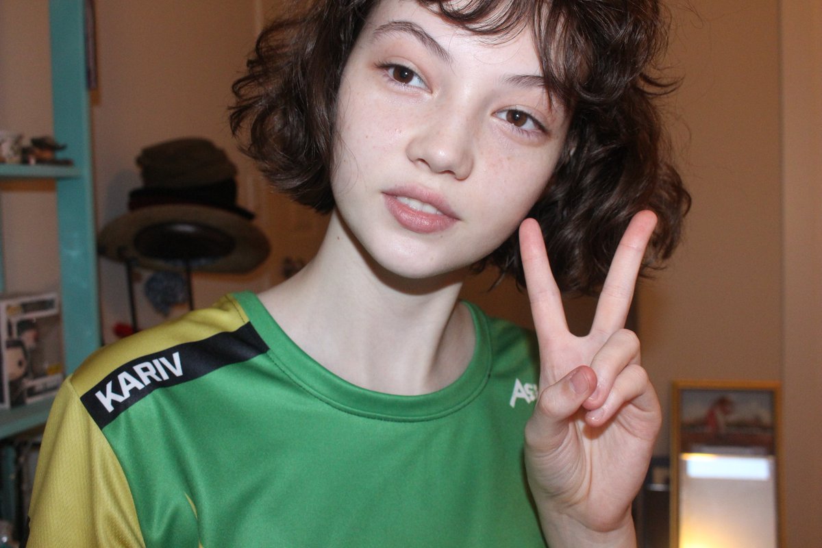 dureengreen's tweet photo. I finally can rep the most 💚handsome💛 player in OWL @KarivOW!! I couldn't resist recreating the iconic image either 😁 @LAValiant #VALLA #OWL2018 https://t.co/8CLoEGu9Z1