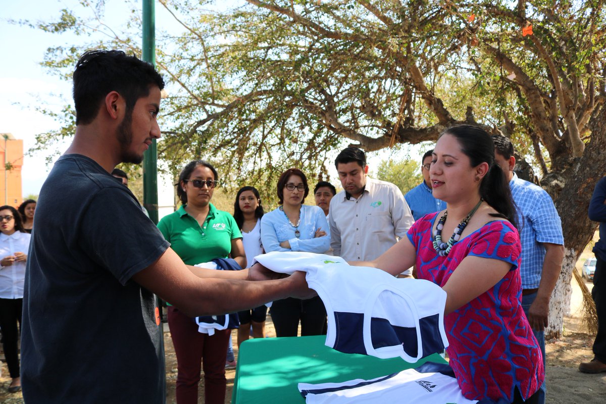 utvco's tweet photo. La rectora Mtra. @nydiadelhi, hizo entrega de uniformes a los estudiantes que participarán en el XXII Encuentro Regional Deportivo y Cultural #Oaxaca 2018, motivándolos a poner el alma a cada participación.
#OrgulloUTVCO
#ERDyC2018 https://t.co/o6qUEVgG4V