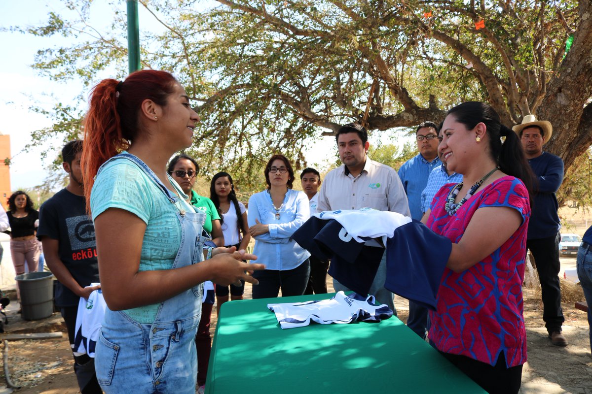 utvco's tweet photo. La rectora Mtra. @nydiadelhi, hizo entrega de uniformes a los estudiantes que participarán en el XXII Encuentro Regional Deportivo y Cultural #Oaxaca 2018, motivándolos a poner el alma a cada participación.
#OrgulloUTVCO
#ERDyC2018 https://t.co/o6qUEVgG4V