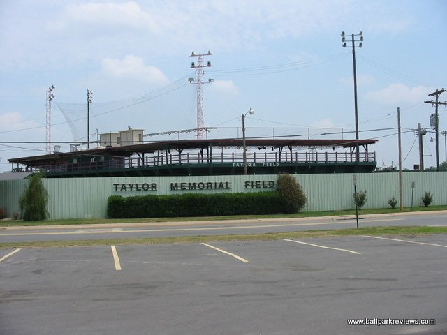 ballparkreviews's tweet photo. Taylor Memorial Field in Pine Bluff (AR) was last home to the Locomotives of the Big South League in 1995.  Now home to the Pine Bluff High School baseball team.  https://t.co/qBTBcrsJtk #pinebluffar https://t.co/3i1MdgtjYV