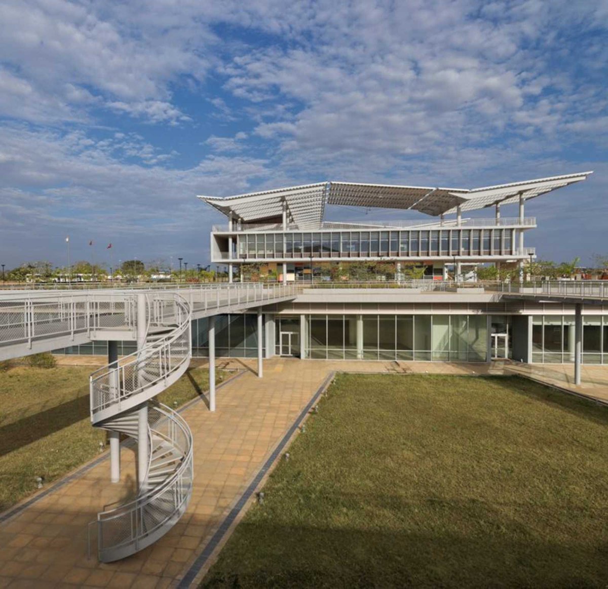 jeymasa's tweet image. Université d’ #Angola projet architecturale d’une des plus grandes compagnies d’architecture @perkinswill ! Le genre de campus qui te donne envie de vivre au campus. #Afritecture que j’apprécie 💡