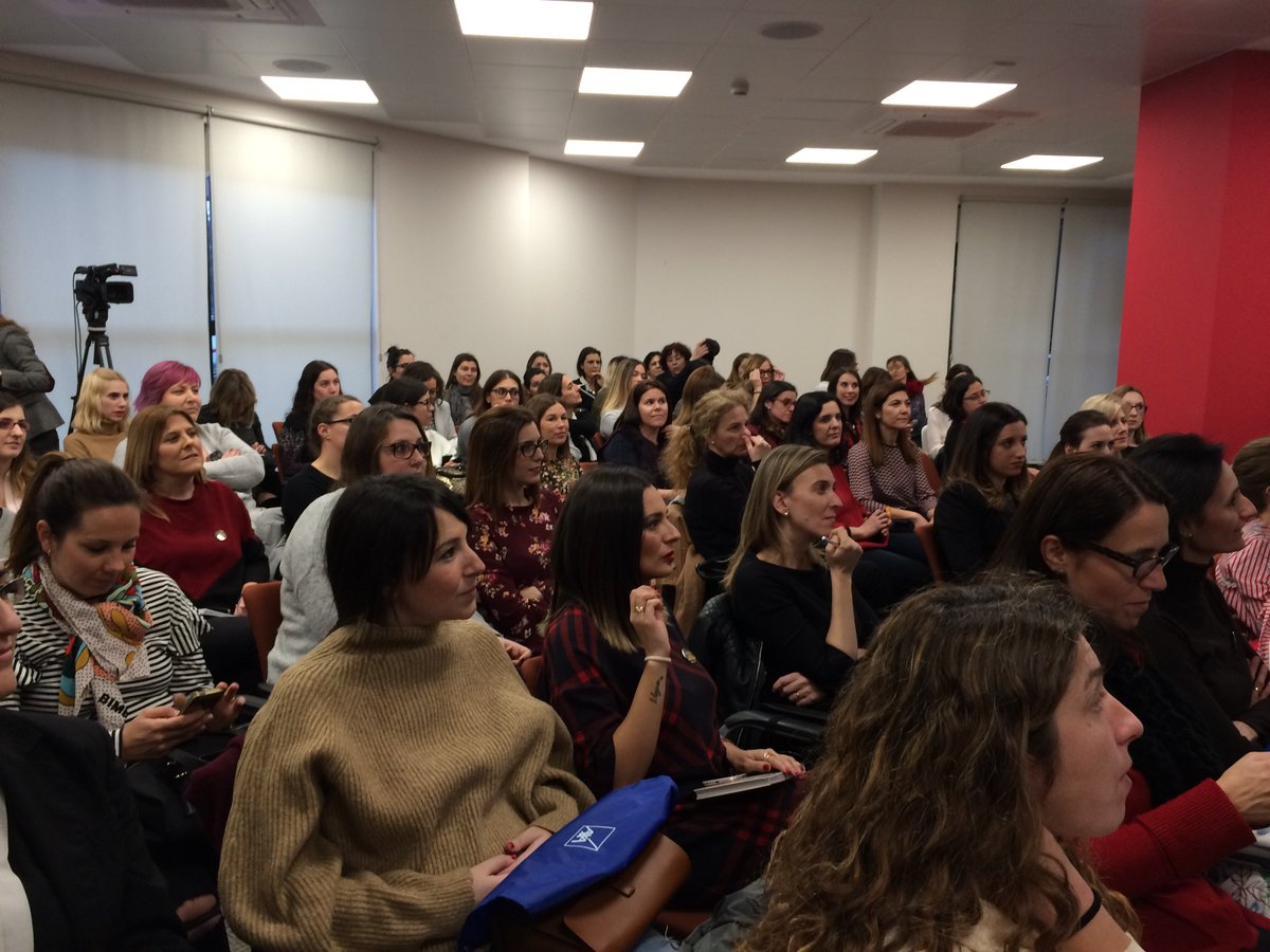 vanessapuigdura's tweet photo. ‘A Mí Eso No Me Pasa’ con AXA España en Valencia. Grandes consejos  #AMiEsoNoMePasa @vanessapuigdura @MalagNieves @malasmadres @reinventhadas @AXAExclusiv @AXASegurosEs https://t.co/3z3CEqsTWJ