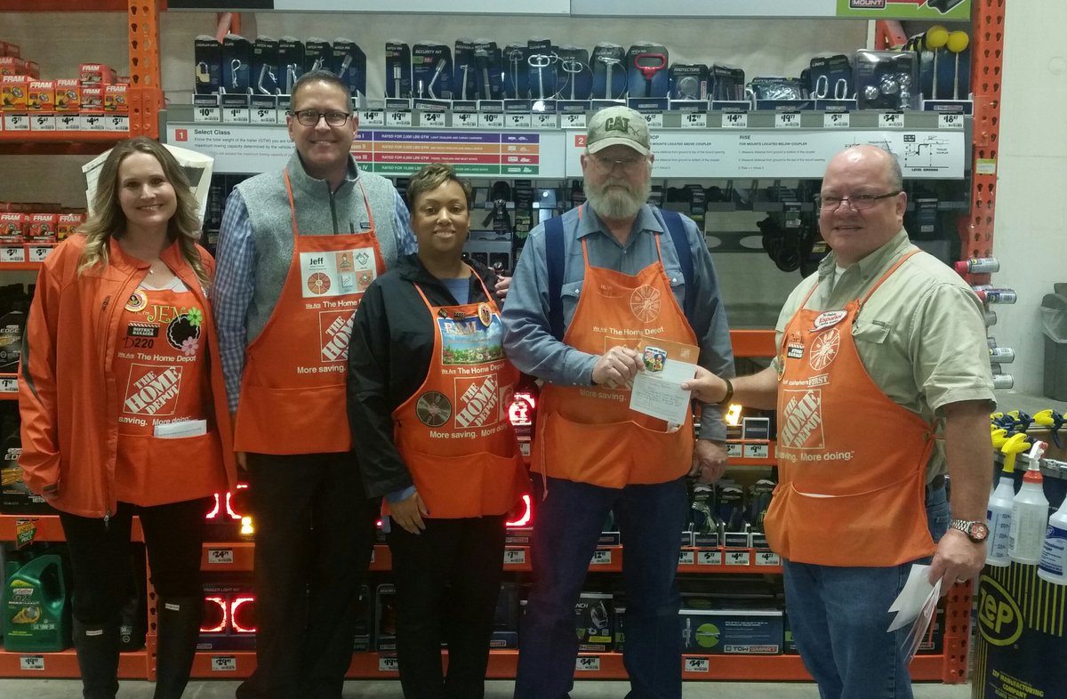 KaseyCardenas77's tweet image. Had a great visit from Pam and Jeff today at 8520. Got to meet Jeff, showcase some fun things we are doing in our store and wrapped up with recognition! Congrats to Tim, Bubba, Orlando and Tommy!  @ValDaMASM @CarlosB25698712