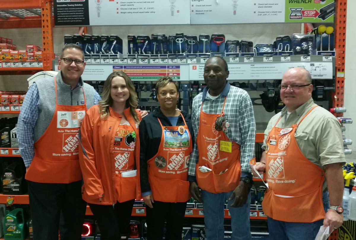 KaseyCardenas77's tweet image. Had a great visit from Pam and Jeff today at 8520. Got to meet Jeff, showcase some fun things we are doing in our store and wrapped up with recognition! Congrats to Tim, Bubba, Orlando and Tommy!  @ValDaMASM @CarlosB25698712