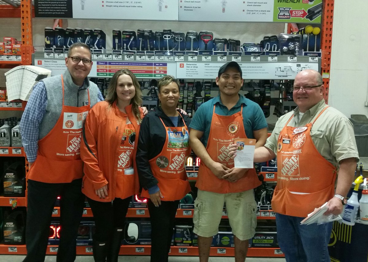 KaseyCardenas77's tweet image. Had a great visit from Pam and Jeff today at 8520. Got to meet Jeff, showcase some fun things we are doing in our store and wrapped up with recognition! Congrats to Tim, Bubba, Orlando and Tommy!  @ValDaMASM @CarlosB25698712