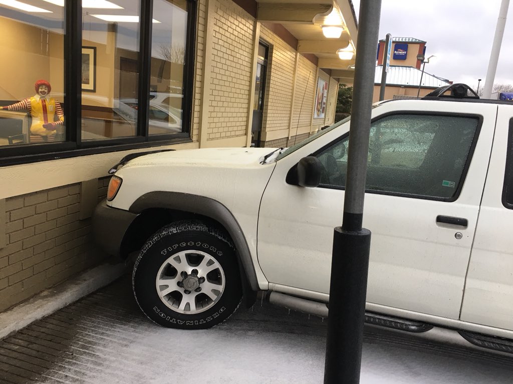 PAReports's tweet image. An employee at a local restaurant going to great lengths to make sure ice doesn’t fall on their windshield...  sidewalk parking. @koconews #kocofirstalert