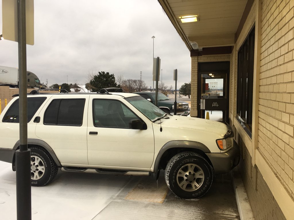 PAReports's tweet image. An employee at a local restaurant going to great lengths to make sure ice doesn’t fall on their windshield...  sidewalk parking. @koconews #kocofirstalert