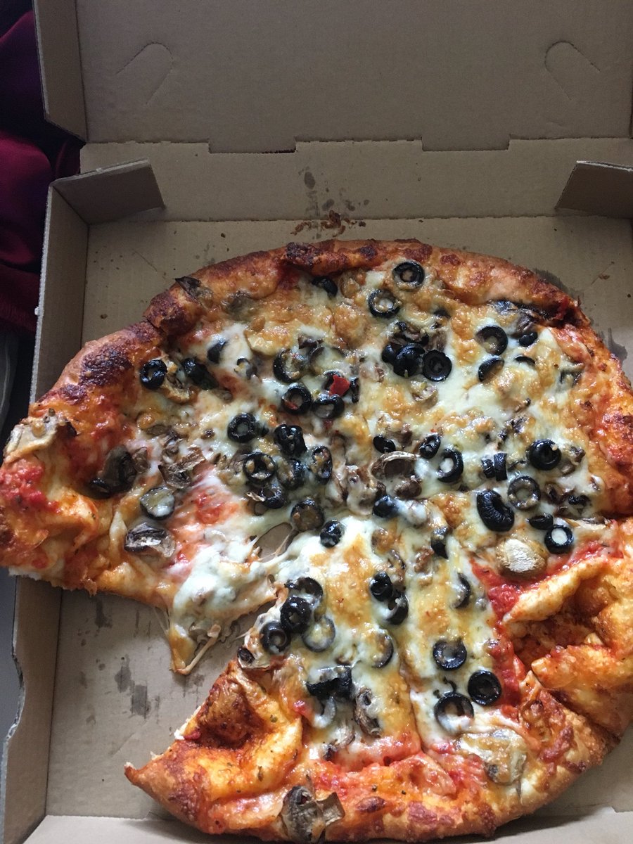 miz_thorne's tweet photo. @shanedawson Right as I got my pizza your video uploaded!! Ready to dive in 🚢 https://t.co/nG9ukU4DPW