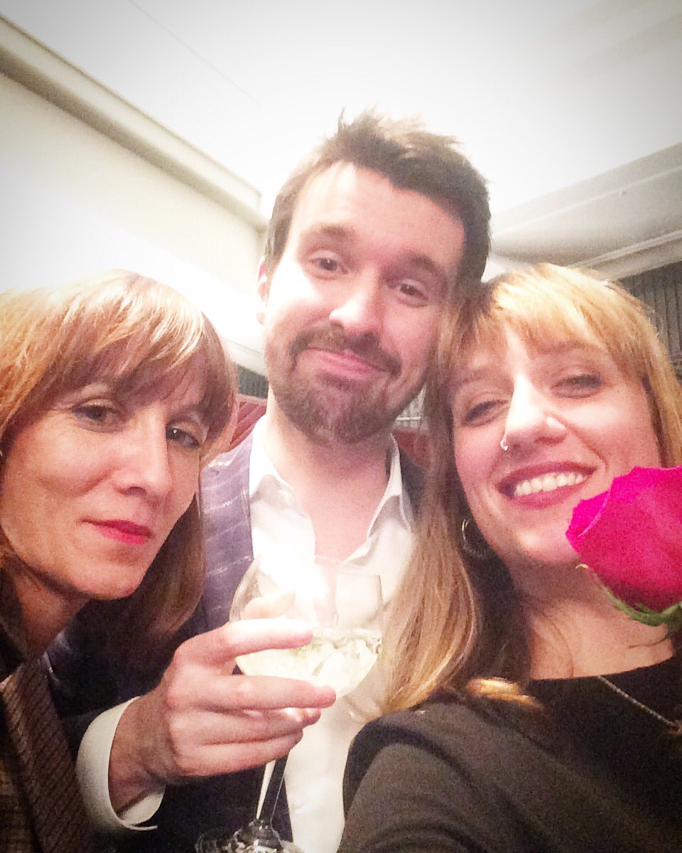 lauracorpa's tweet photo. Y el mejor colofón de los #PremiosYago el selfie del poeta de #Selfie divertida persona (si no de qué con la vergüenza que nos da esto se lo íbamos a pedir). #FunnyNights con Santi Alverú https://t.co/6KL5Zu7X4W