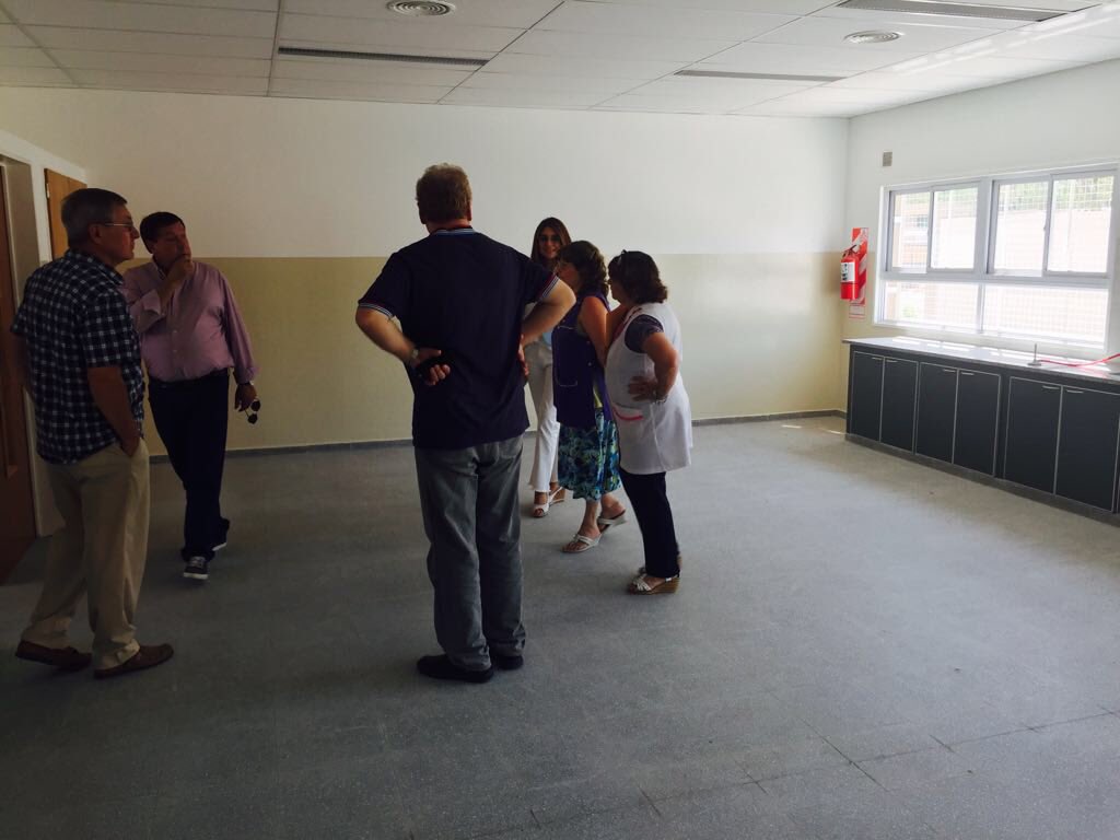 Weretilneck's tweet photo. Junto a la candidata a intendente, Marcela Ávila, recorrimos las renovadas instalaciones de la Escuela 235 de Villa Regina, donde invertimos más de $31 millones con fondos petroleros. Lo logramos juntos. https://t.co/Ku9lVhbtHY