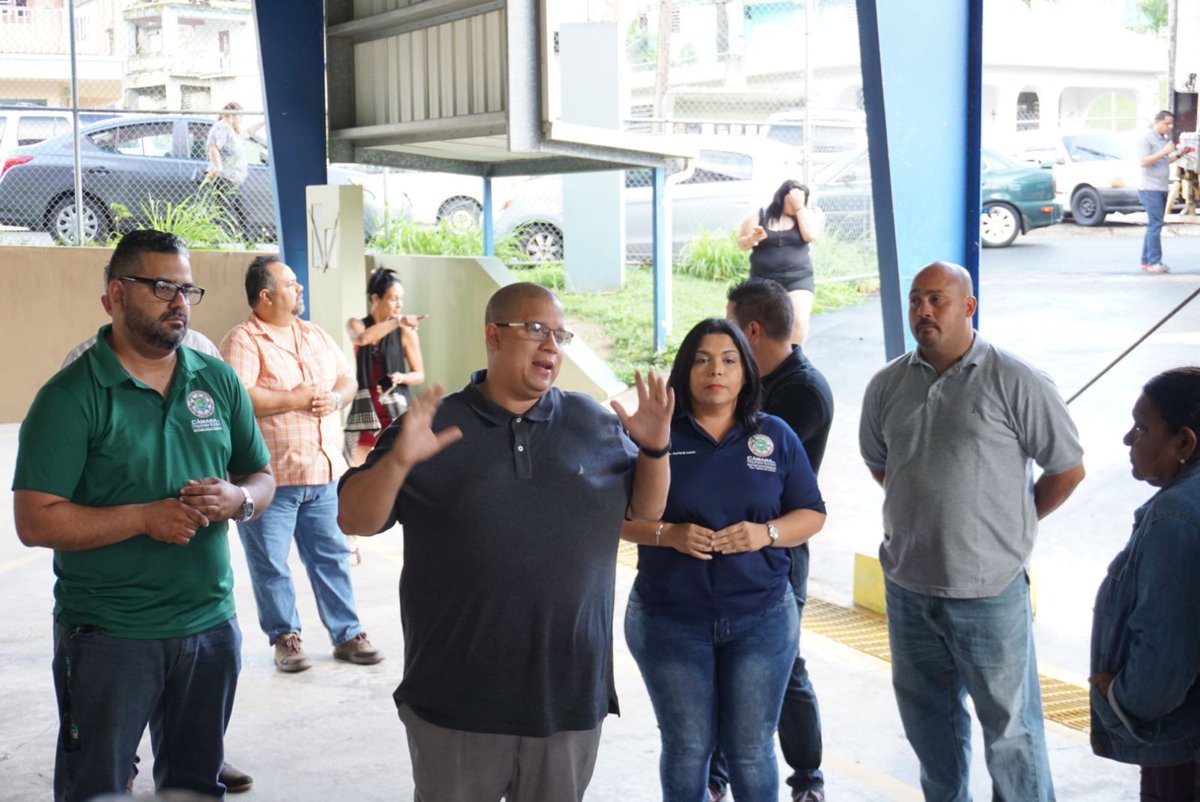 YashiraMLebron's tweet photo. #unidosporlaesperanza junto a Héctor Delgado Héctor "El Father" llevando suministros a las #ParcelasSabana #Bayamon #BayamonDist8 #CamaradeVisionyProgreso https://t.co/T029snlOy6