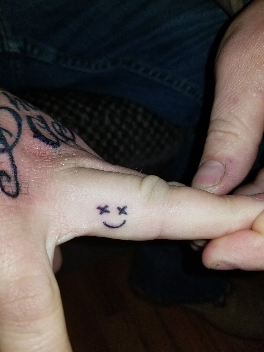 B My Dad Unknowingly Just Got A Louis Tomlinson Smiley Face Tattoo And Now My Whole Family Is Getting It Help T Co Ylrr3orwa9 Twitter