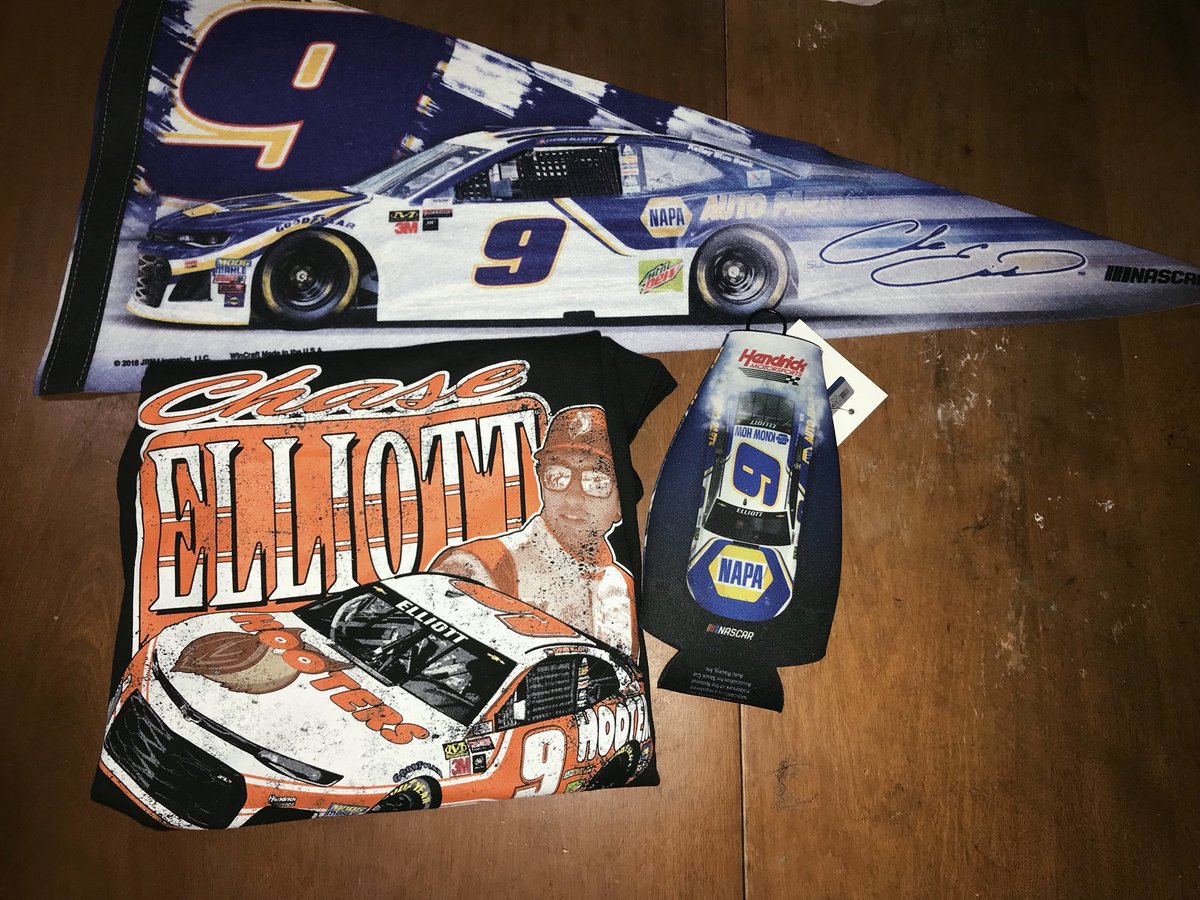 skylar_starbird's tweet image. I LOVE my @speedcrate 😍 #signedmerch? #iwannawin @chaseelliott