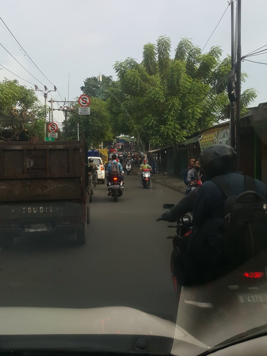 AnggoroSs's tweet photo. Min...@pln_123 mau nanya proyek galian kabel PLN di jl. Kembangan selatan jakarta barat datelinenya sampai kapan ? Galian memakan 1 badan jalan dan berpindah pindah sudah sejak bulan oktober 2017 (5bulan) blom selesai juga. Akibatnya macet panjang 3-4 km di kedua lajur. https://t.co/CtQLtGJKRh
