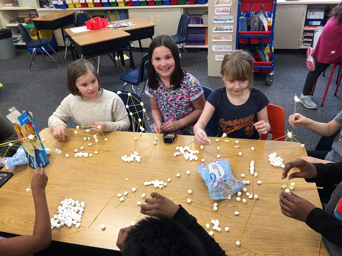 3rdGradeCentury's tweet image. Being an engineer is fun!  Thanks UND engineering students! #centurygf #gfschools #problemsolvingfun!