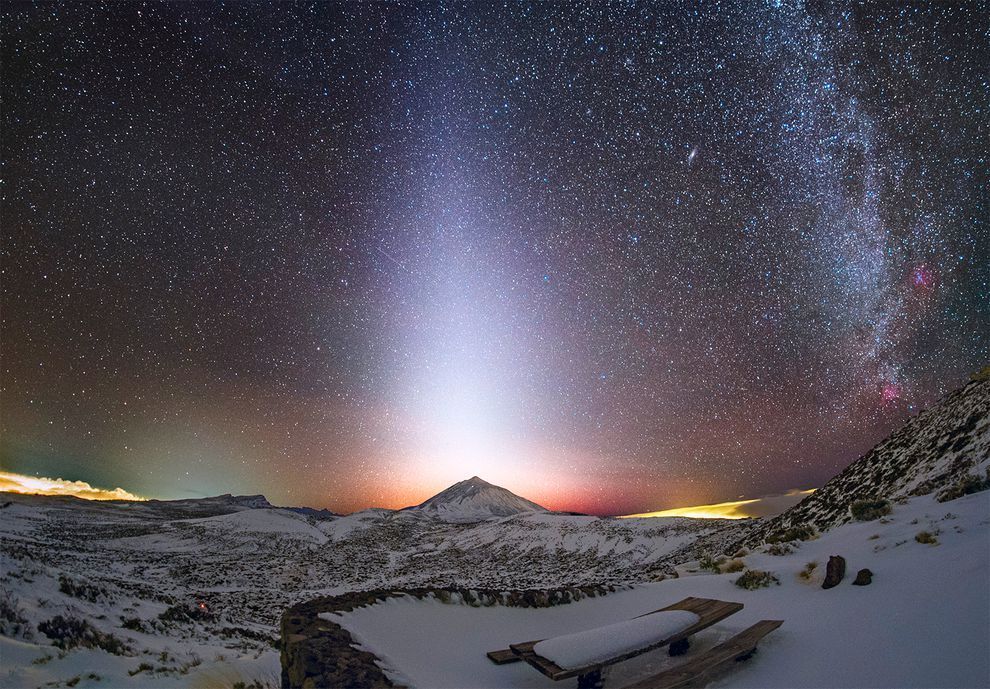The mysterious beauty of the zodiacal light ~ Born from the remains of comets roaming the solar system, this phenomenon is a wondrous sight. (Photo: StarryEarth/Flickr) buff.ly/2GAUcH8 #StormHour