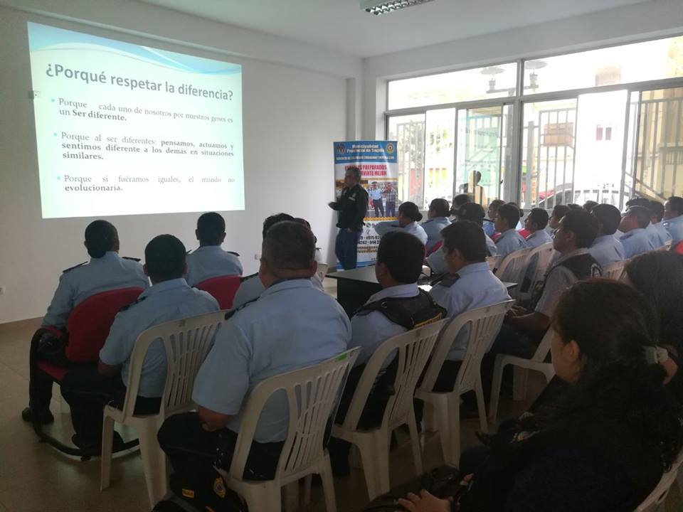 MPT_Trujillo's tweet photo. Serenos fueron capacitados sobre "Relaciones Humanas Laborales", charla que brinda herramientas para optimizar las acciones laborales entre los agentes. De esta forma, se viene dando cumplimiento al #Plan Local de #SeguridadCiudadana. #Coprosec #Codisec #ProgramasPreventivos https://t.co/XNlUiqoYew