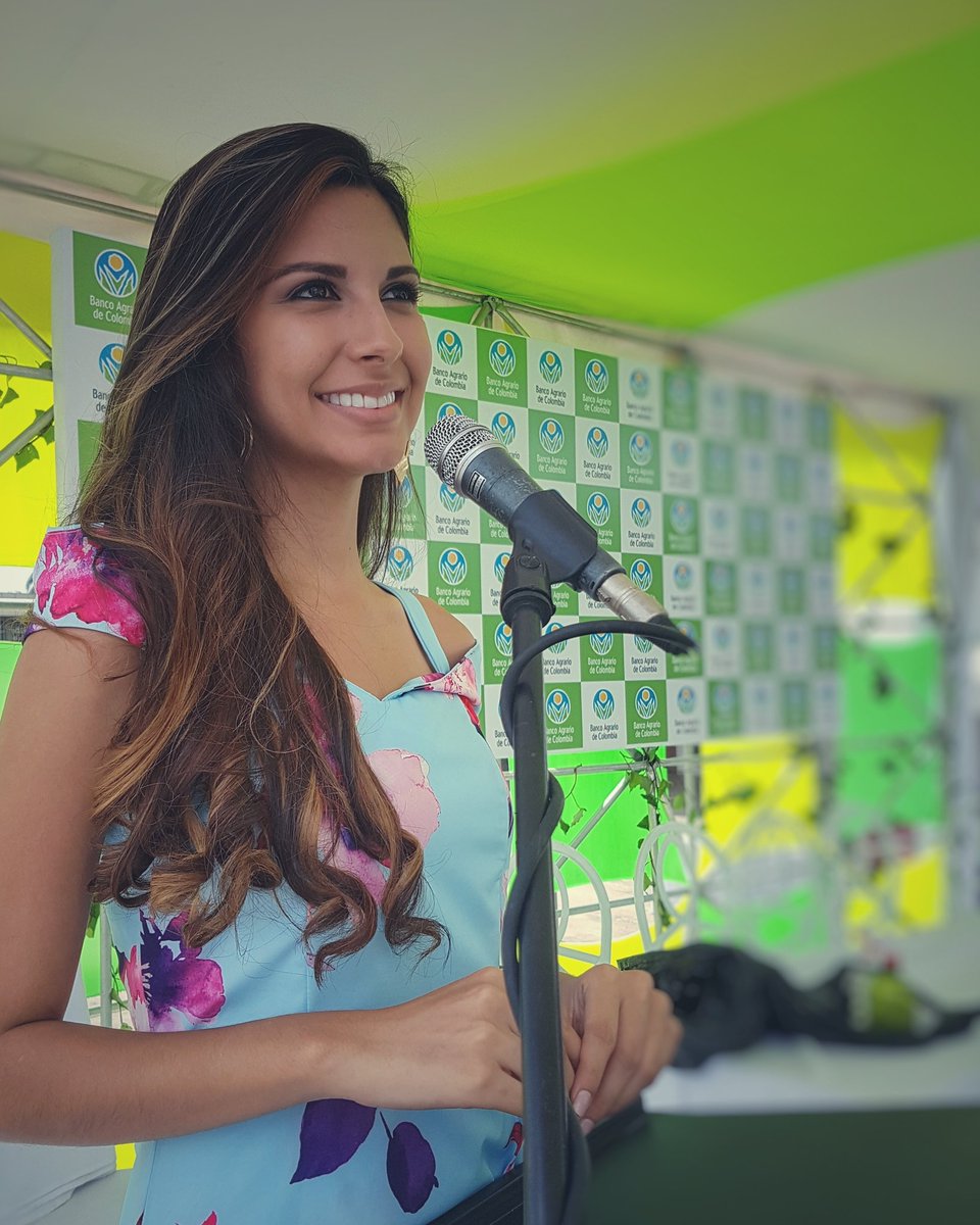 FranciaMoreno's tweet image. "Si tienes decisiones importantes que tomar, elige siempre la que te haga feliz" La mía fue vivir entre cámaras, micrófonos y libretos💚📺 | Ph: @ArccaVisual Vestido: @TEZCANELA1 Aquí #presentando evento del @BancoAgrario.