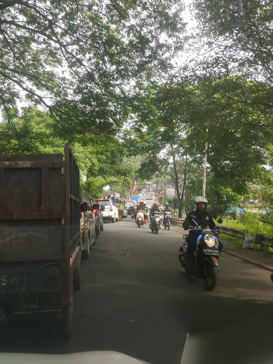 AnggoroSs's tweet photo. @pln_123 Ini di jalan kembangan selatan Jakarta barat Min... efek galian @pln_123 macettttt mengularrrr. Ya silahkan di cek saja ya... sdh berbulan bulan ga beres2 https://t.co/d293XJrnLT
