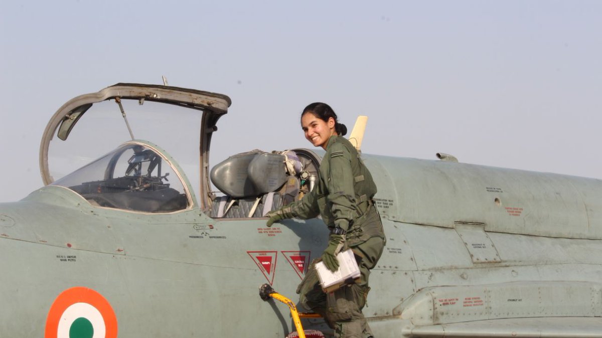 DDNewslive's tweet image. CONGRATULATIONS! Flying Officer #AvaniChaturvedi became the first Indian woman💪 to fly a fighter aircraft MiG-21 bison solo🇮🇳