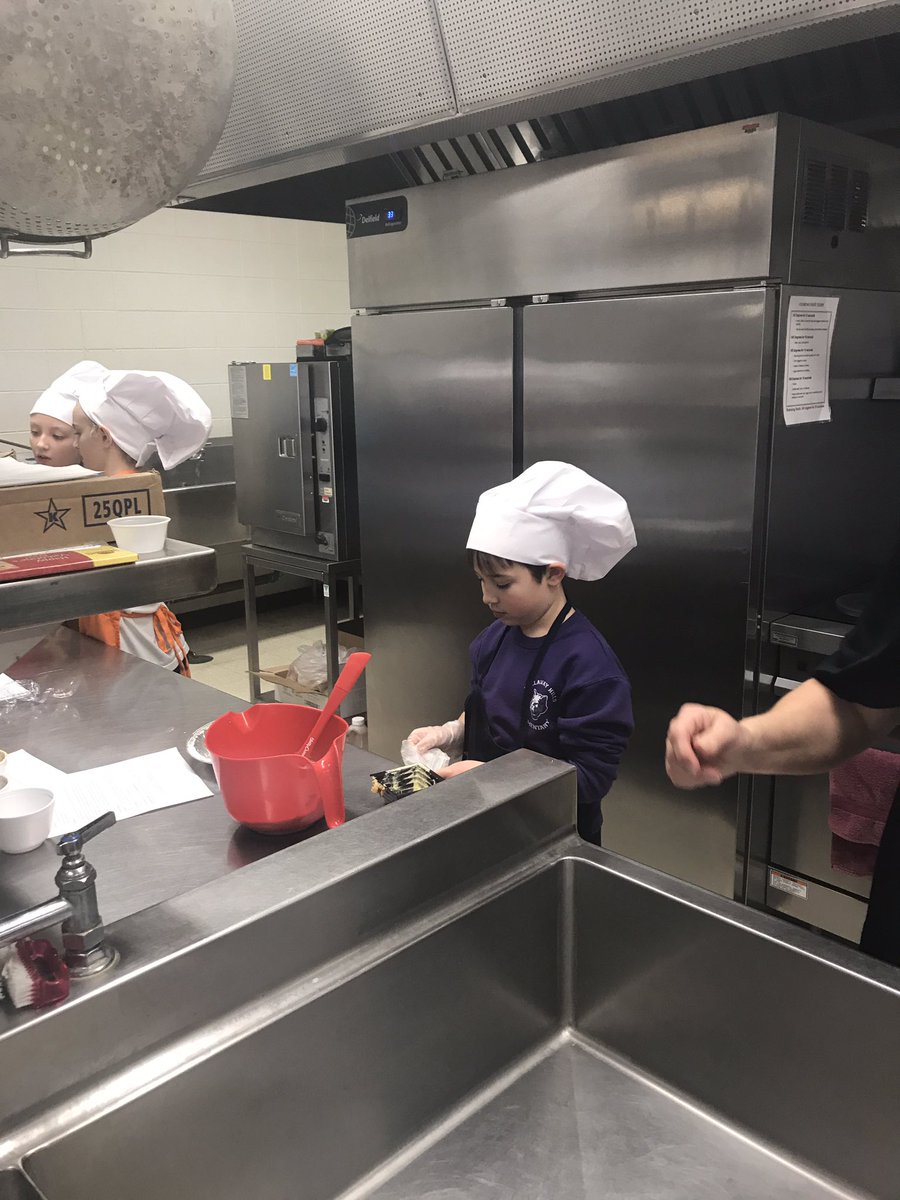 chroarr's tweet photo. Callaway Hill Cooking Club hard at work in the kitchen! #healthyschoolshealthycommunities #partnerships #jcps #strongertogether https://t.co/6azw1j3Xjl