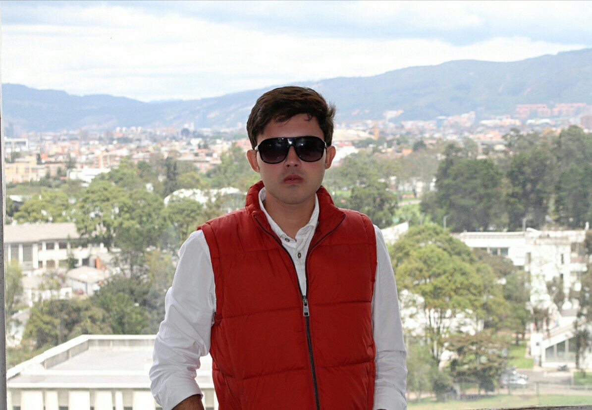 Señor <a href="/FrancoOvalle/">Franco Ovalle</a> <a href="/rodomarquez24/">Manuel Rodolfo</a>  Denunciamos a <a href="/JOROFICIAL/">JOR-ZULETA</a> quien usando la figura de coordinador departamental de bomberos, visita a los alcaldes pidiéndoles plata en nombre de <a href="/gobcesar/">Gobernacion Cesar</a> para ayudarlos con los incendios forestales. <a href="/riesgocesar/">Gestión del Riesgo</a>