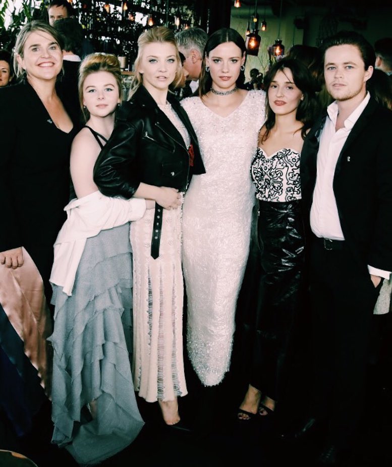 dailyharrisonbr's tweet photo. Perfeição de elenco! Foto via Ruby Rees no Instagram. ❤️#HarrisonGilbertson #NatalieDormer #LilySullivan #LolaBessis #RubyRees https://t.co/fGlfOc7GBI
