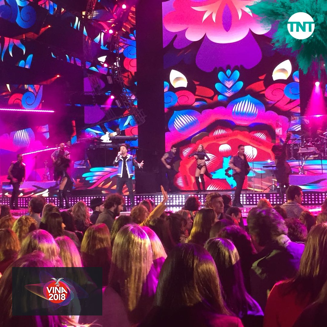 TNTLA's tweet photo. 💖"¿Quién te dijo esoo? No les creas que ya no te quiero ¡Ay cuánto, cuánto te mintieroon!" 😭❤Nos ponemos románticos con @LuisFonsi en #Viña2018 https://t.co/yd652HggVO