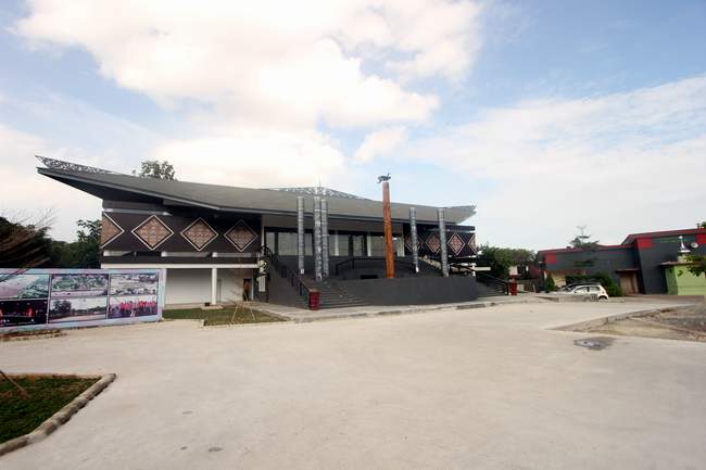 Gedung Museum Budaya di Taman Samarendah sudah  berdiri. Bahkan sudah dibuka untuk umum. Namun, museum yang dibangun  dengan biaya Rp 9,5 miliar itu belum terisi semua unsur budaya di  Samarinda. Yang terpajang baru foto-foto tentang sejarah Samarinda.