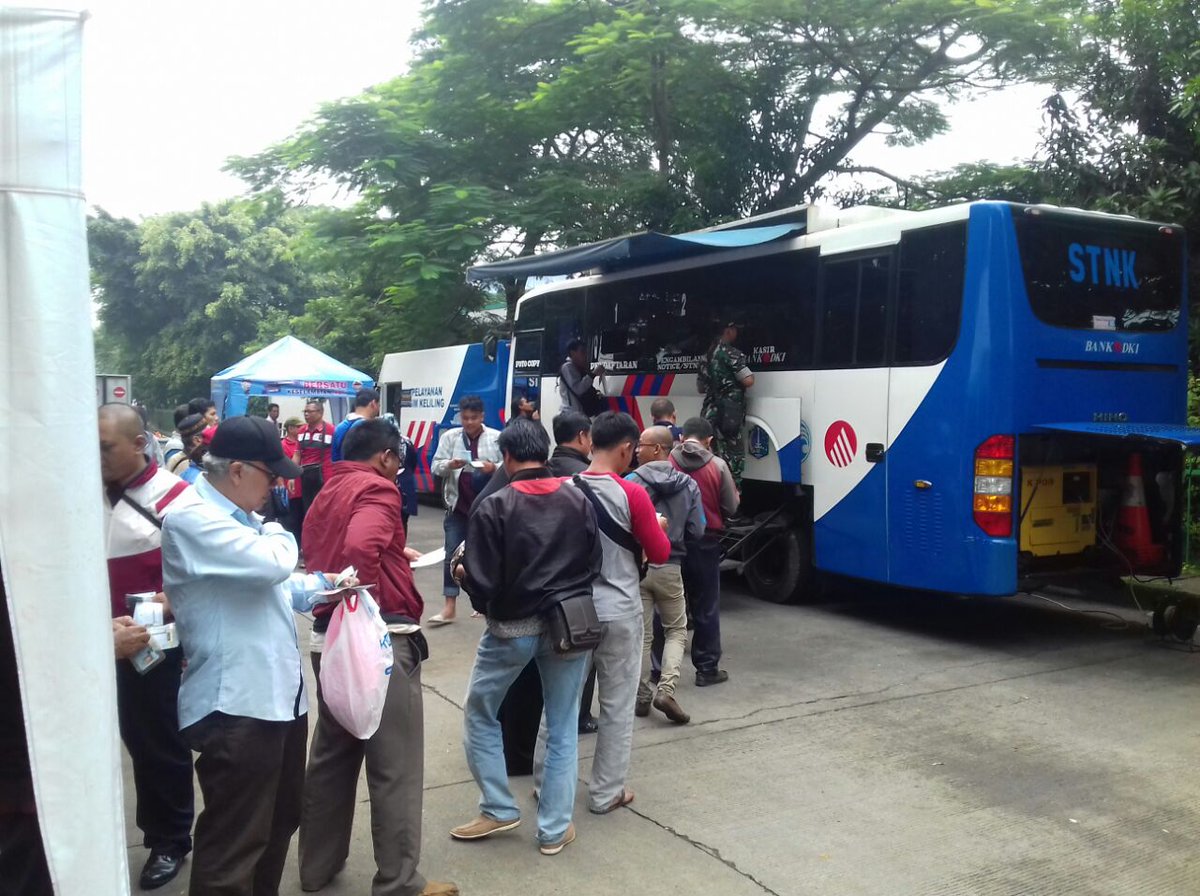 TMCPoldaMetro's tweet photo. 09.04 Lokasi Mobil Samling Jaktim berada di Pasar Induk Kramat Jati siap melayani masyarakat. https://t.co/Bs0P0LMAe1