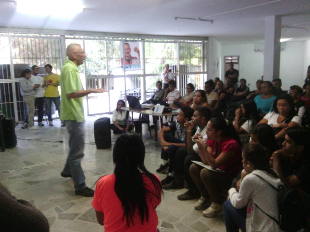 Zulay_PB's tweet photo. @HectoRodriguez @MirandaPSUV en Leoncio Martinez la Juventud d #SomosVenezuela iniciando  formacion Comuna Apacuana https://t.co/H0QR4hM17H