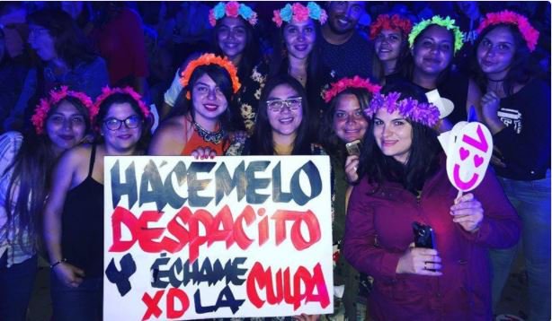 24HorasTVN's tweet photo. El llamativo cartel en la Quinta Vergara para Luis Fonsi que generó debate en redes sociales https://t.co/xy9MBxVyi5 https://t.co/qhMV5b44yK