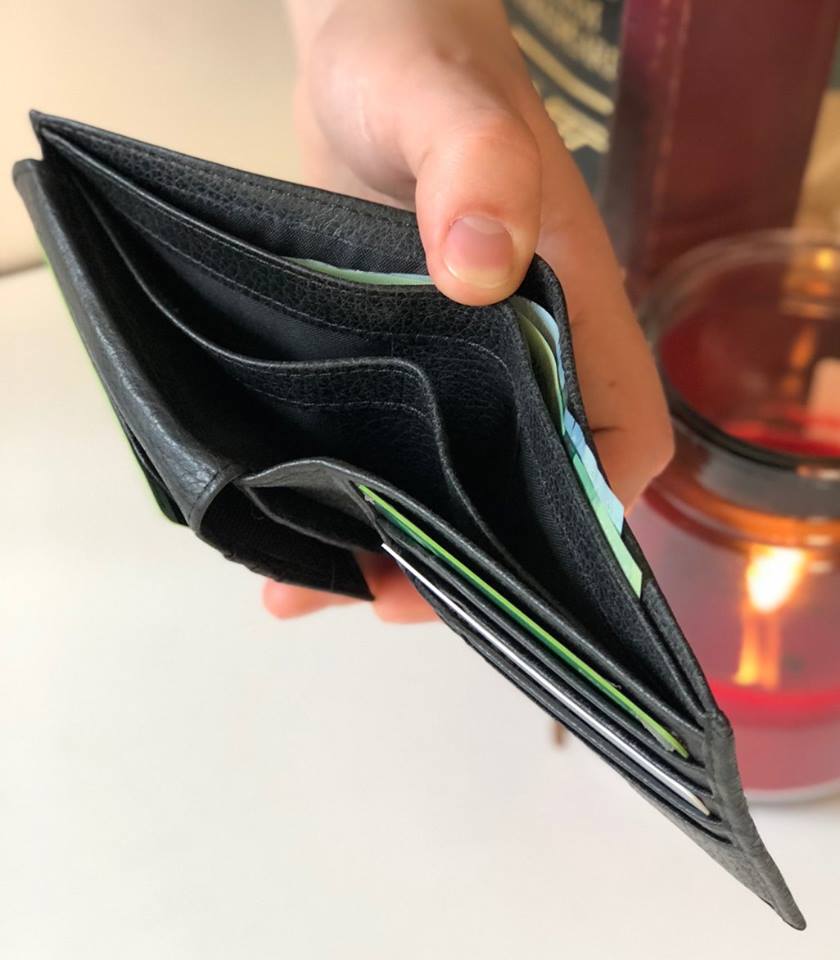 GallupLeather's tweet photo. All of our men's wallets include bill slots with THREE divisions. Just imagine how useful this will be... #Gallupleather #Topleather #giftidea #giftsforhim #handmade #SmallBusiness #Canada #leather #WindsorOntario #YQG https://t.co/d7kK4dergc