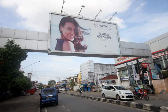 Satu demi satu reklame yang berdiri di median jalan  dibongkar. Hal itu mengacu pada UU Nomor 38/2004 tentang Jalan dan  Peraturan Menteri PU Nomor 20/PRT/M/2010 tentang Konstruksi Iklan dan  Media Informasi yang Melintang Jalan.