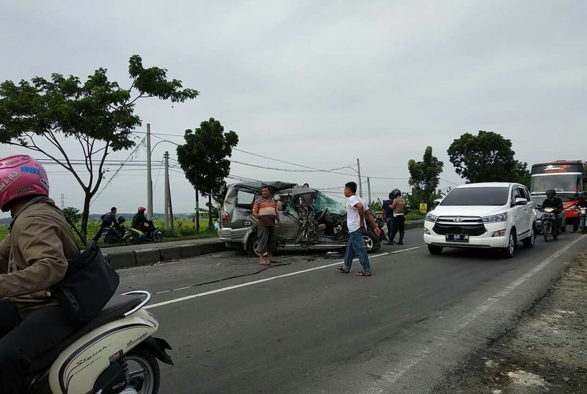 Kecelakaan di jl raya babat, phanter pecah ban lompat median jalan dan tertabrak truk dari barat. Infonya korban hanya luka2