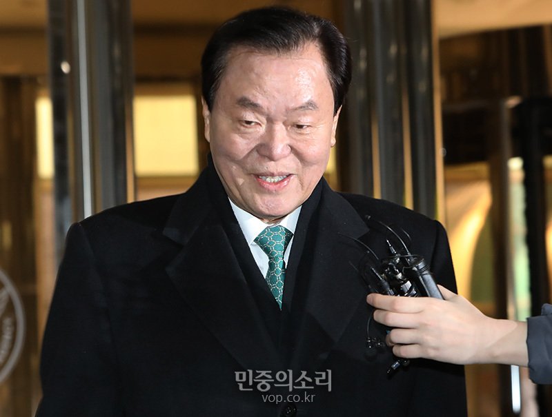 김경재 총재는 한국자유총연맹 자금을 유용하고 채용 대가로 금품을 수수한 혐의를 받고 있습니다. vop.co.kr/A00001259142.h…