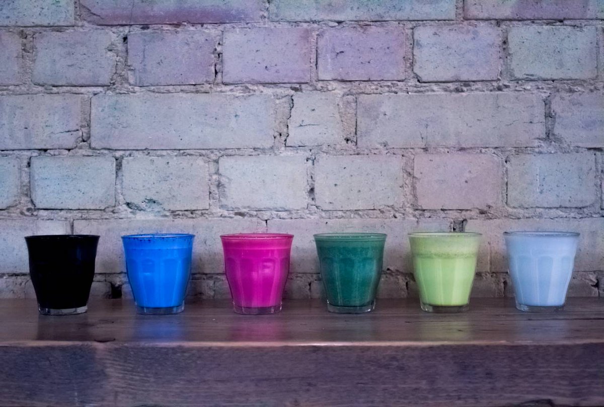 cafe_zee's tweet photo. Welcoming our 6 newest members to the team! From left to right we have Charcoal, Mermaid, Velvet, Matcha, Turmeric and Chai! Add some colour to your day with our new (very vegan friendly) lattes!

📸 (@agramofmarcus)

#cafezee #ealing #london #love #coffee #new #colour #vegan https://t.co/PUzjNSl9xm