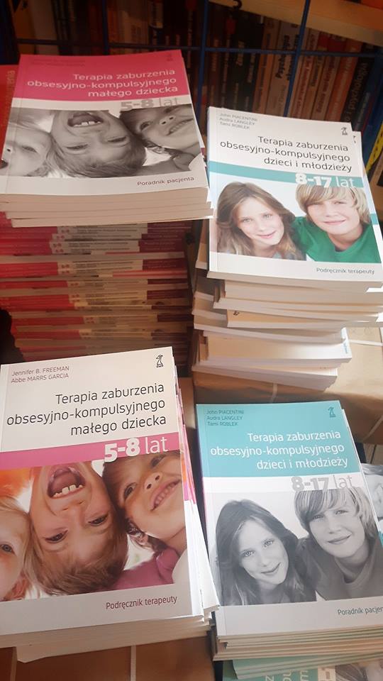Pachnące 📚 , prosto z drukarni - pakujemy i wysyłamy 📦 Zaczynamy realizację zamówień na nasze nowości dotyczące terapii zaburzenia obsesyjno-kompulsyjnego dzieci i młodzieży. Bardzo możliwe, że już jutro część z Was będzie mogła się nimi cieszyć!