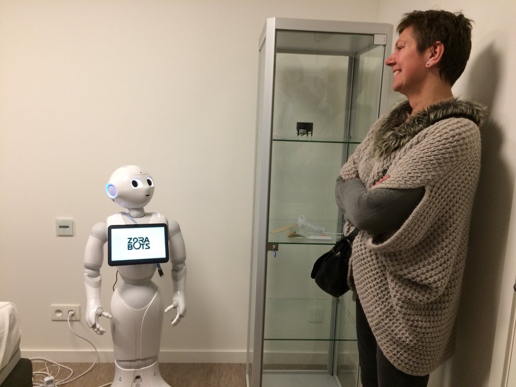 Viola_VDL's tweet photo. #tbt naar dinsdag: Kick off van de #businessclub #innovatie in het #homelab van @imec_int in Gent: Christel heeft een aanbidder #zorabots &amp; zwermen van robots &amp; interessante mensen en onderzoeken! https://t.co/MEKwvVRQyb
