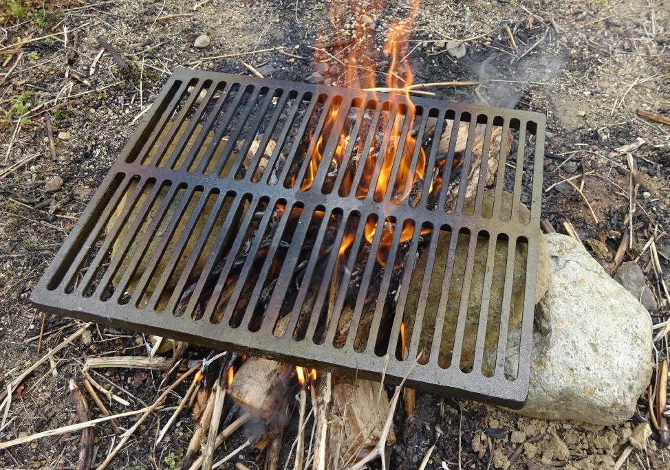 尾上製作所 好評発売中の 鉄鋳物コンロ2937 尾上製作所のbbqコンロにセットして使用する以外にこんな使い方もおもしろいですね ワイルドな直火の焚火 アメリカ西部開拓時代に思いを馳せて T Co 7d585khimc 002 X Page1