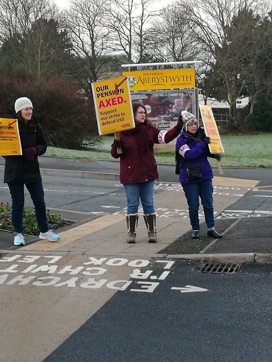 FrancescaFois9's tweet photo. Picket line 7am Aberystwyth University #UCUstrike #defendourpension #defendourfuture https://t.co/QGkroWwuP3