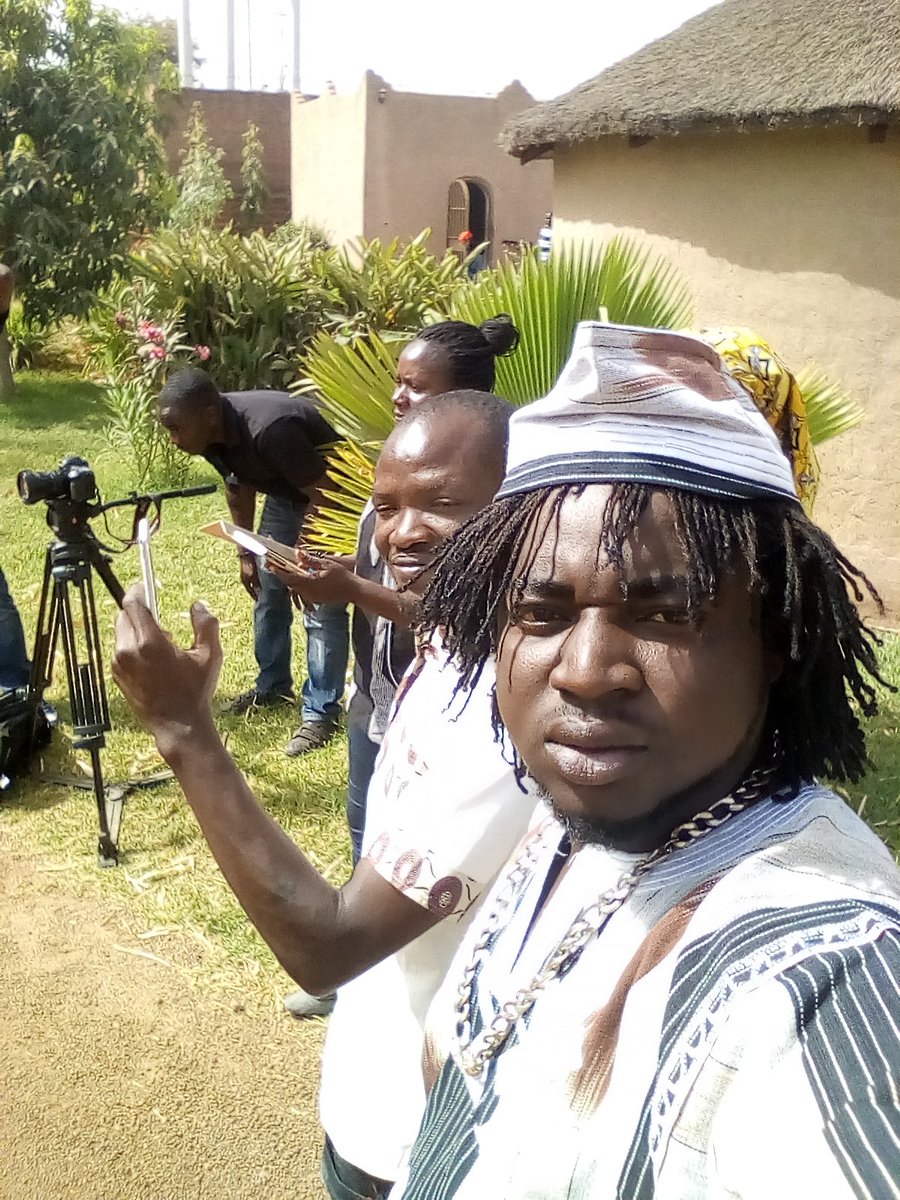 MECOU5's tweet image. Coucou les fans