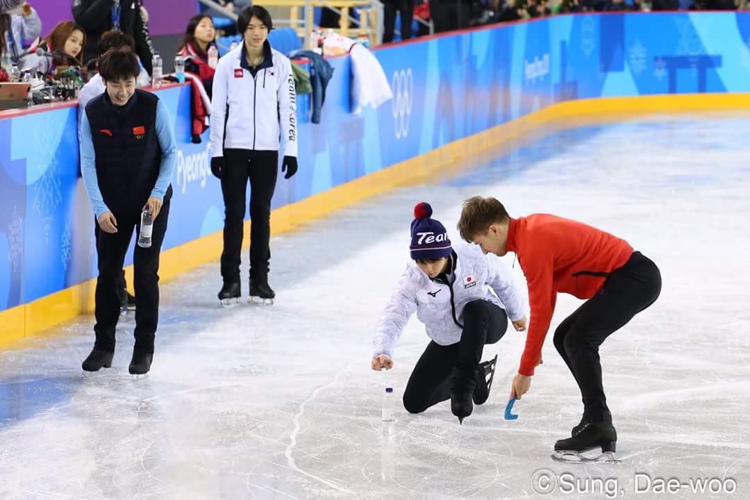 (강릉=피겨포토) 2018평창동계올림픽에서 급조된 다국적 컬링팀의 연습장면이 포착됐다. 하뉴 유즈루가 투구한 '강원평창수'병을 미샤 지가 '날집'으로 스위핑하고 있다. 뒤로는 모자를 뺏긴 차준환의 모습이 보인다.

허락받고 퍼왔어요. 오늘 링크에서는 컬링 쇼트트랙 하키 경기가 벌어졌다고 ㅋㅋ