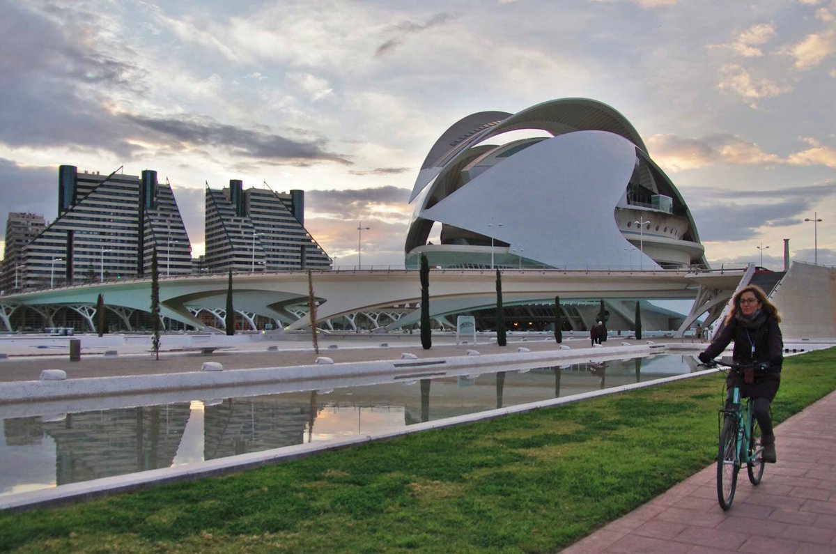 bikeitalia_it's tweet image. A seguito dell'alluvione del 1957, #Valencia decise di deviare il corso del fiume Turia. Nello spazio rimasto al centro della città si pensò di realizzare un'autostrada. I cittadini bloccarono il progetto. Oggi il letto del fiume ospita il Jardí del Túria,un parco urbano di 9 km