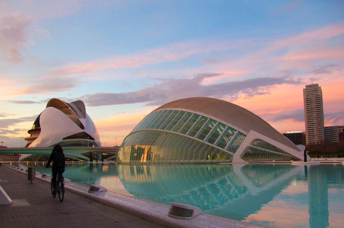 bikeitalia_it's tweet image. A seguito dell'alluvione del 1957, #Valencia decise di deviare il corso del fiume Turia. Nello spazio rimasto al centro della città si pensò di realizzare un'autostrada. I cittadini bloccarono il progetto. Oggi il letto del fiume ospita il Jardí del Túria,un parco urbano di 9 km