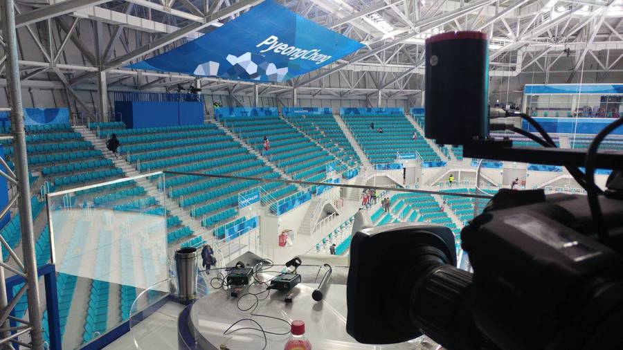 vizrt's tweet photo. ❄Winter Games❄ #BehindtheScenes @Eurosport. @stYpe's tracking systems send data to #VizVirtualStudio. This data is applied to virtual cameras in #VizEngine which creates virtual sets and #AugmentedReality graphics that move naturally in the studio.
https://t.co/v7Cmygp8KJ https://t.co/TRIPWIK7ak