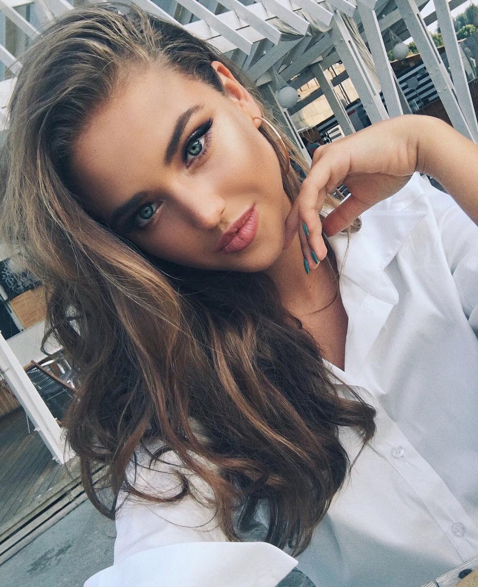 GD_Persefone's tweet photo. ✿ Milenna Dalloway

❥ 24 años.

✿ Egresada de la Academia de Beauxbatons.

❥ Jefa del departamento de pociones en el hospital de Golfrosh en Alemania.

✿ Libros, viajes, quidditch, pociones y  fiestas.

❥ #FreeRol con tramas a elegir.

✿ Rol corto o extenso.

❥  ¿RT?. https://t.co/689PAwZCY7